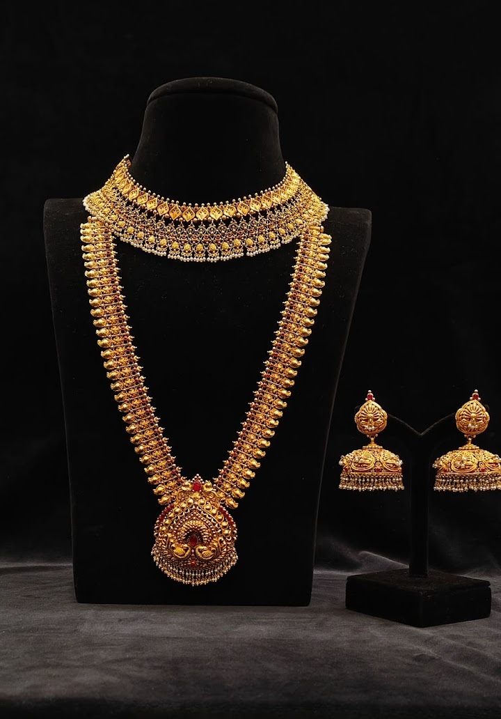 Image of a couple shopping for wedding jewellery